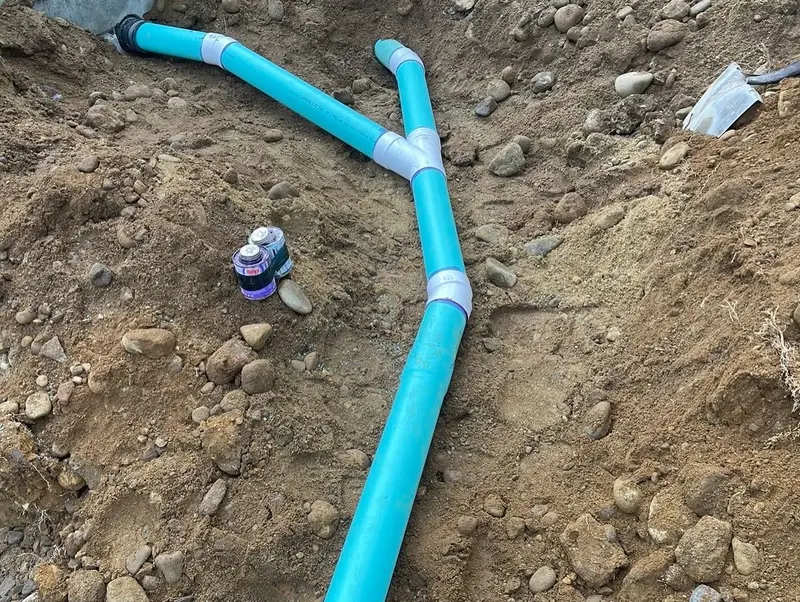 Septic distribution piping fitted at a junction in the trench